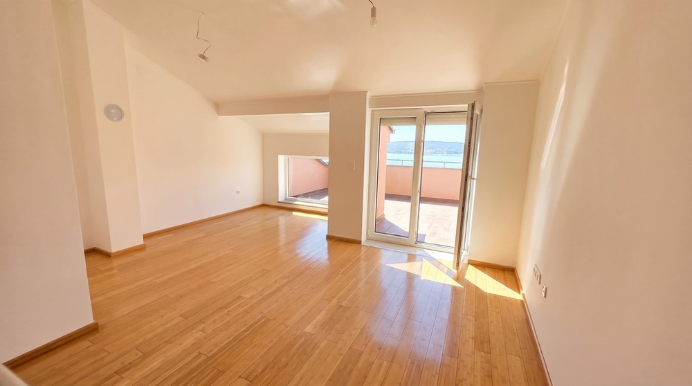 Zona giorno con accesso alla loggia e parquet