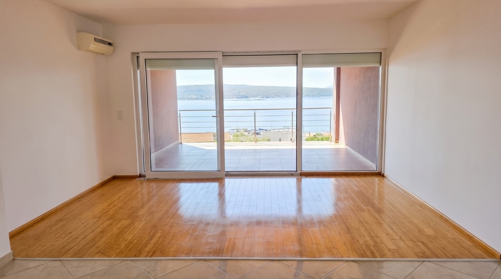 Zona giorno luminosa con porta scorrevole e vista mare