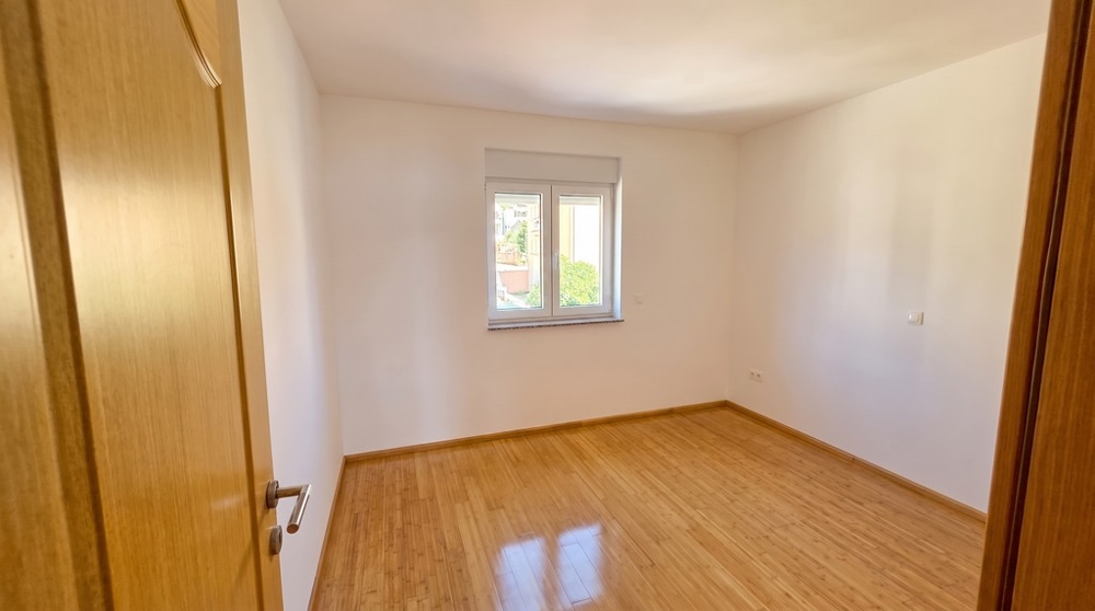 Camera da letto con parquet e finestra