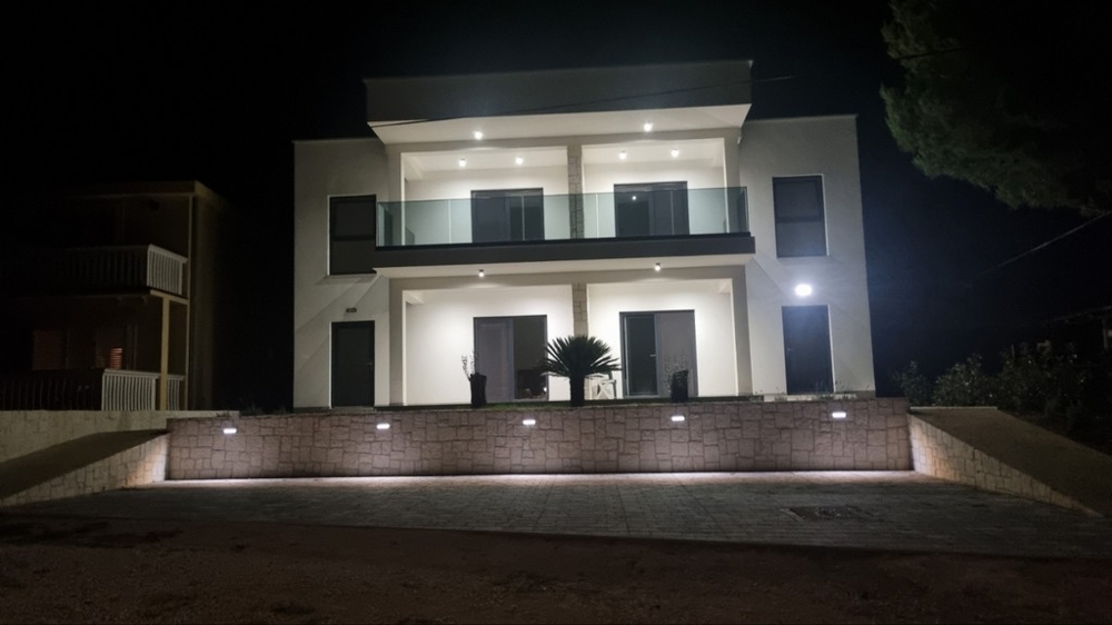 Villa di notte con facciata illuminata
