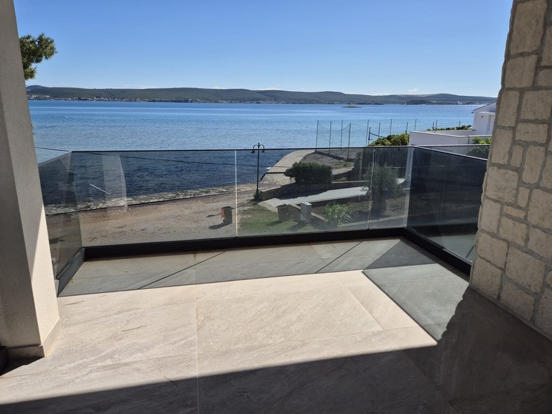 Terrazza coperta dell'attico con vista sul mare