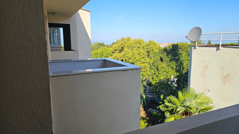 Terrazza dell'appartamento con vista sul verde vicino a Novigrad