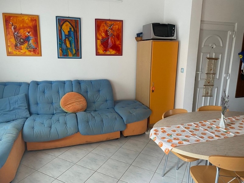 Soggiorno con divano e angolo salotto