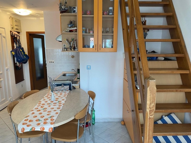 Scala in legno per il soppalco nella zona giorno