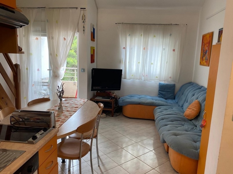Zona giorno con divano e porta della terrazza