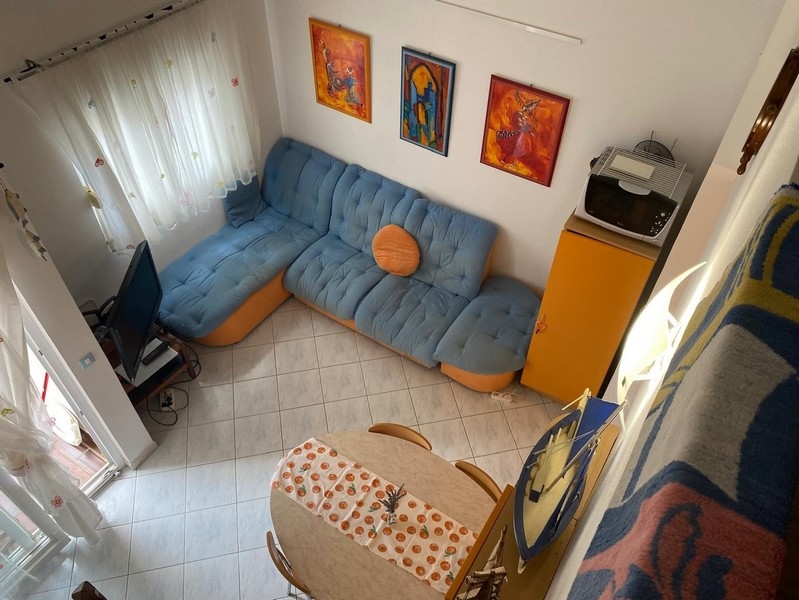 Soggiorno con divano e tavolo