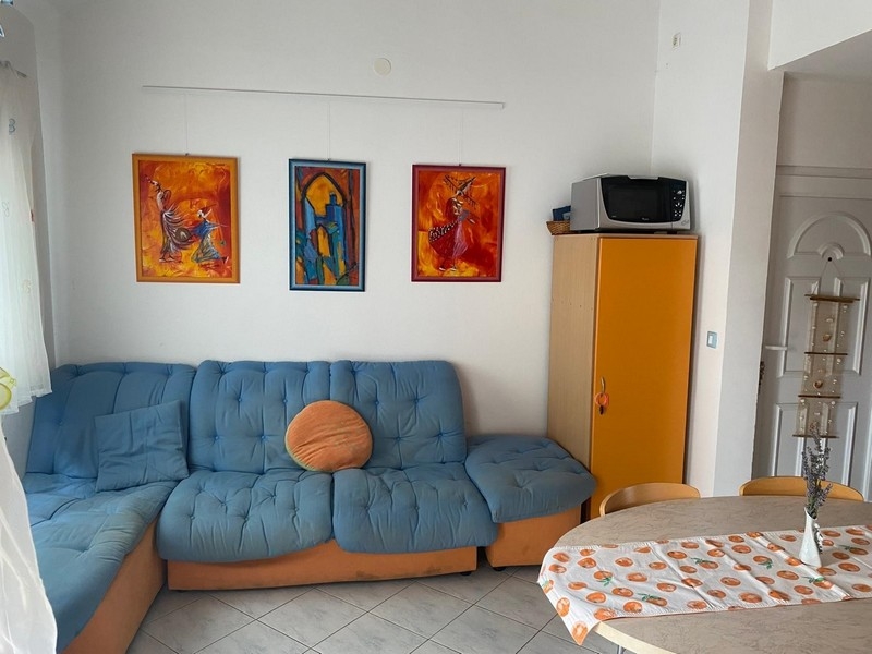 Zona giorno con divano e armadio