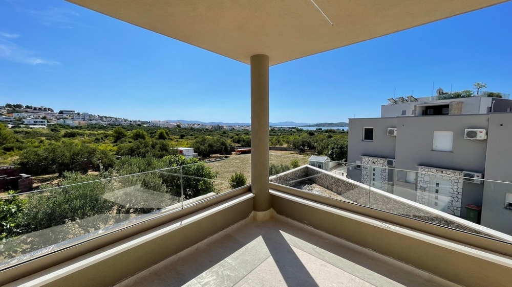 Terrazza coperta con vista mare dell'appartamento di nuova costruzione A4106 a Tribunj