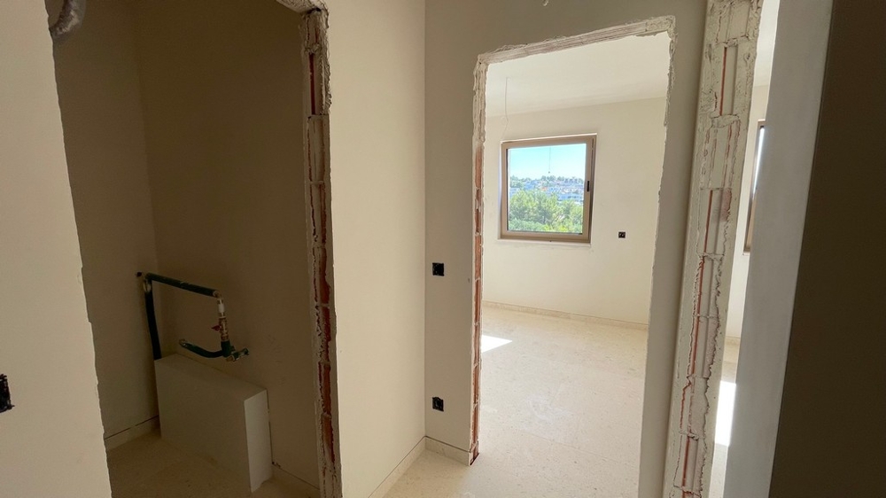 Vista nel corridoio con porte del bagno e delle camere da letto