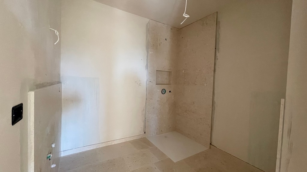 Bagno allo stato grezzo dell'appartamento di nuova costruzione A4106 a Tribunj