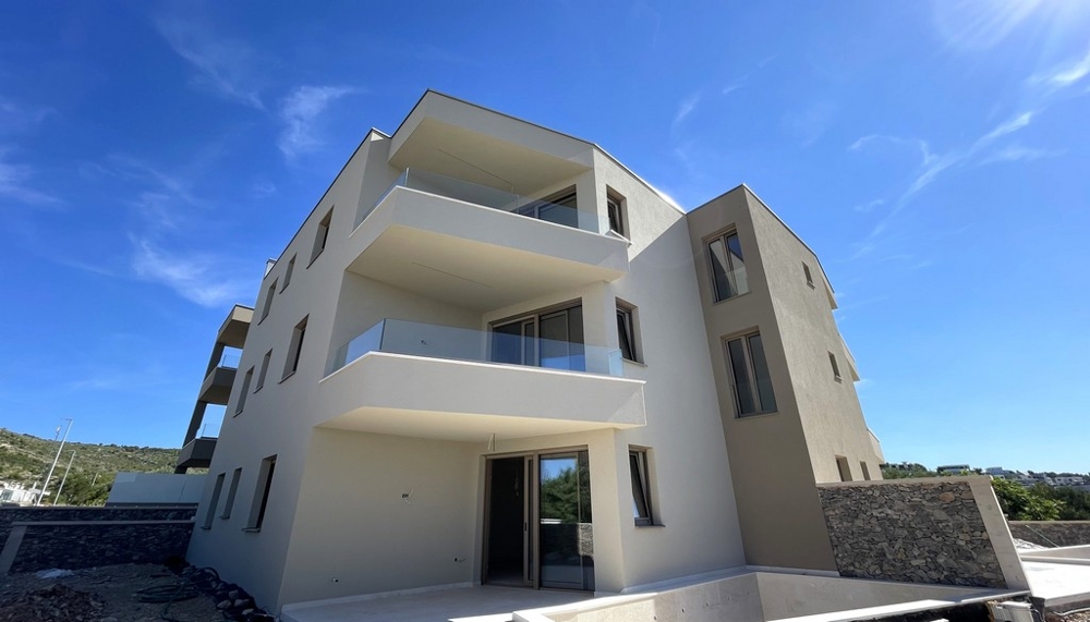 Casa plurifamiliare in costruzione con balconi e terrazze a Tribunj