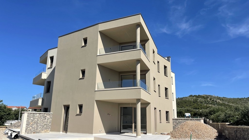 Vista posteriore della nuova costruzione a Tribunj con vista sui dintorni