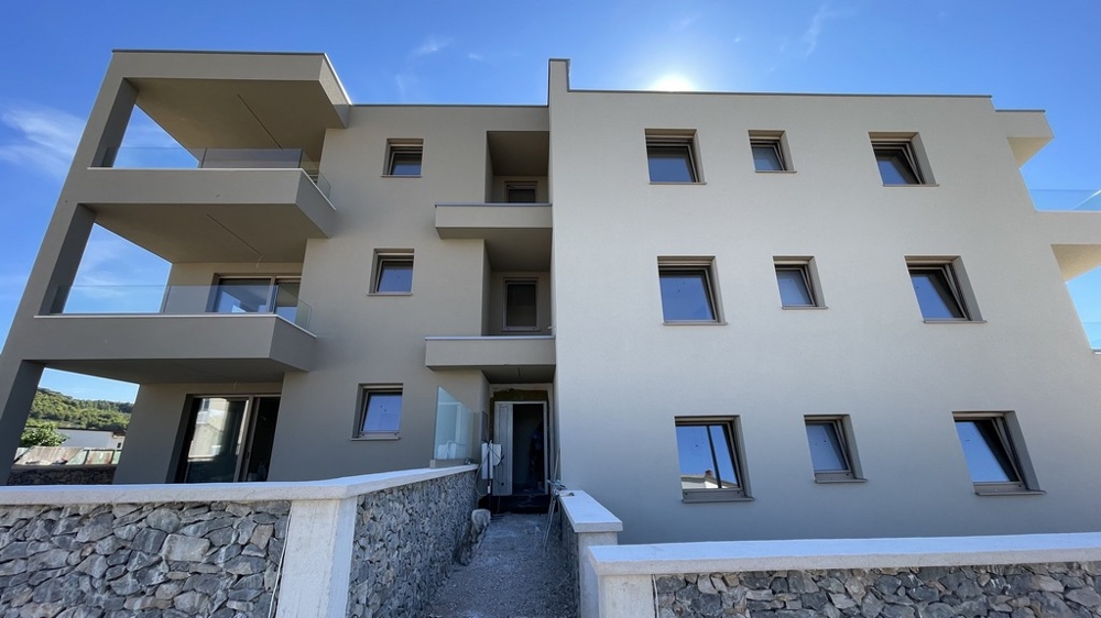 Vista della nuova costruzione a Tribunj dal lato strada