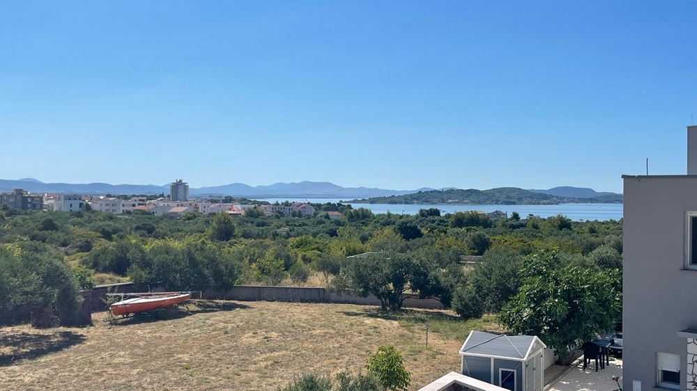 Vista dalla terrazza su Tribunj fino al mare