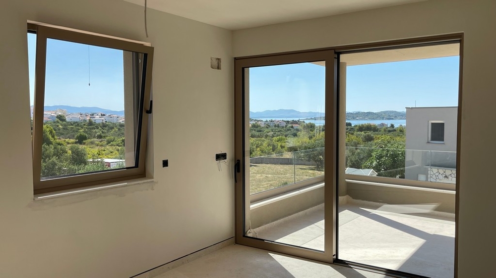 Soggiorno con grande vetrata e vista mare dell'appartamento A4106