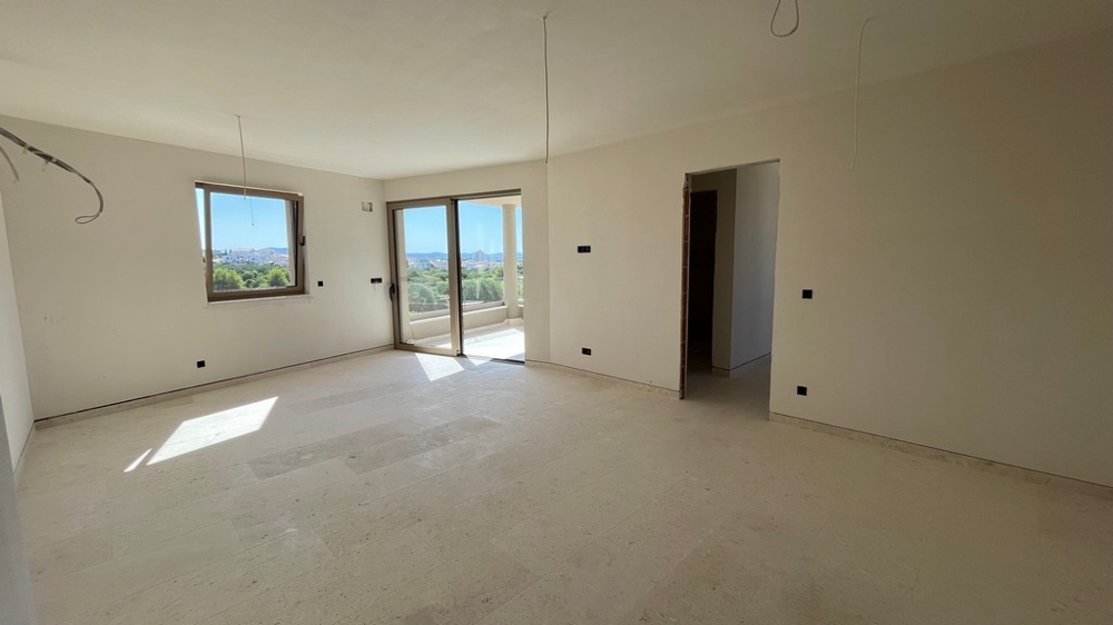 Stanza luminosa con accesso alla terrazza coperta a Tribunj