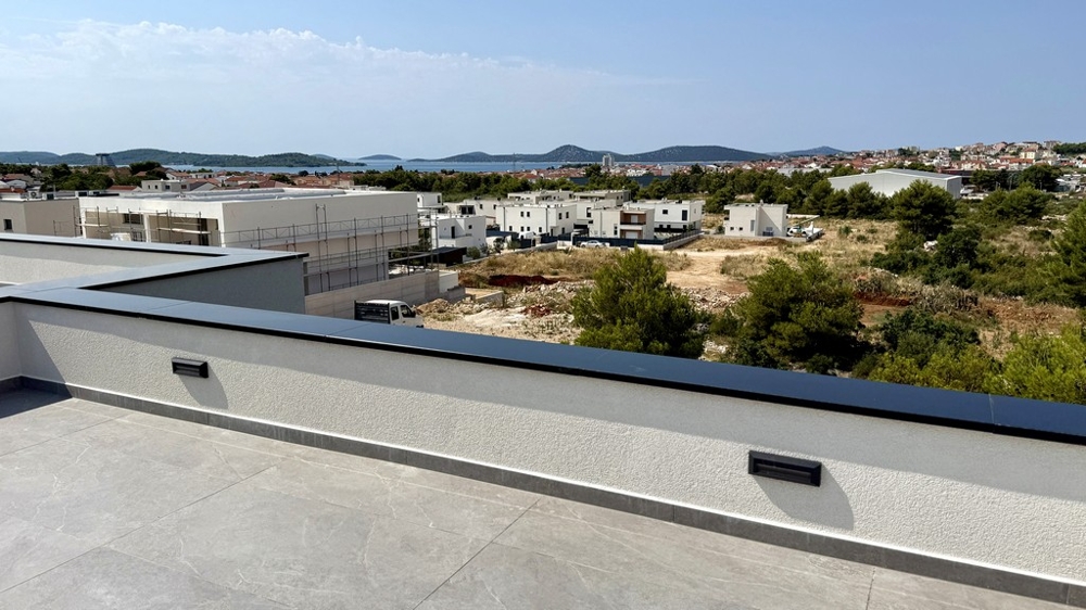 Terrazza sul tetto con vista mare dell'appartamento su due livelli A4107 a Vodice