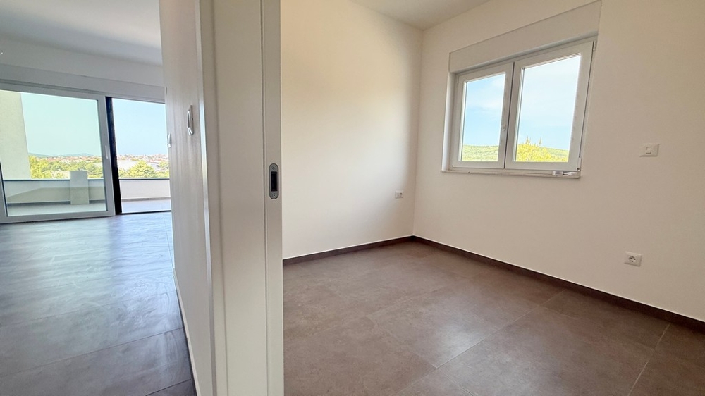 Camera da letto con vista sulla terrazza nell'appartamento A4107 a Vodice