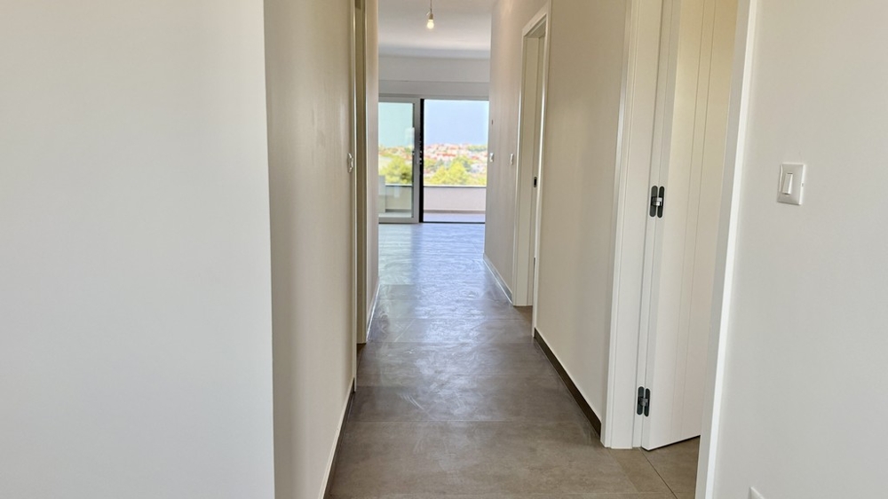 Corridoio con vista sulla zona giorno dell'appartamento su due livelli A4107 Vodice