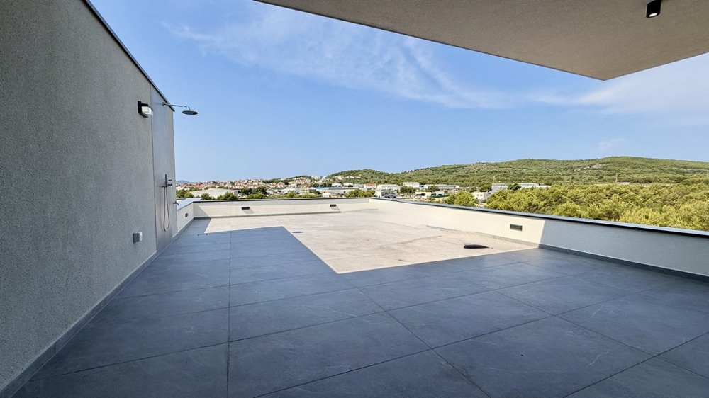 Zona coperta della terrazza sul tetto con vista sul verde, appartamento A4107 Vodice