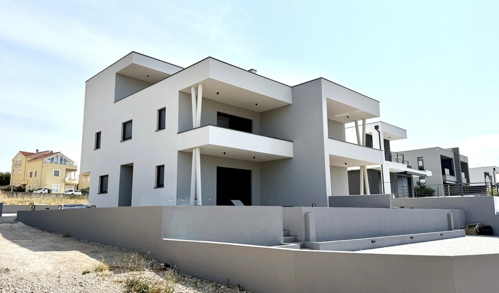 Vista esterna laterale della nuova costruzione con appartamento su due livelli A4107 a Vodice