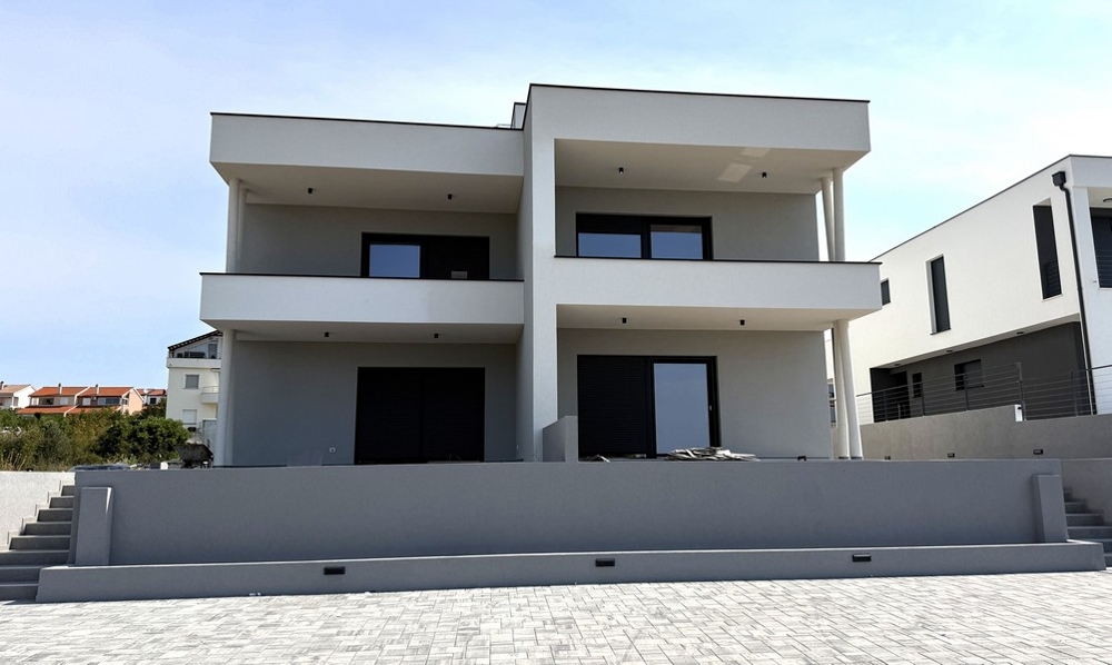 Vista frontale dell'edificio con terrazze coperte, appartamento A4107 Vodice