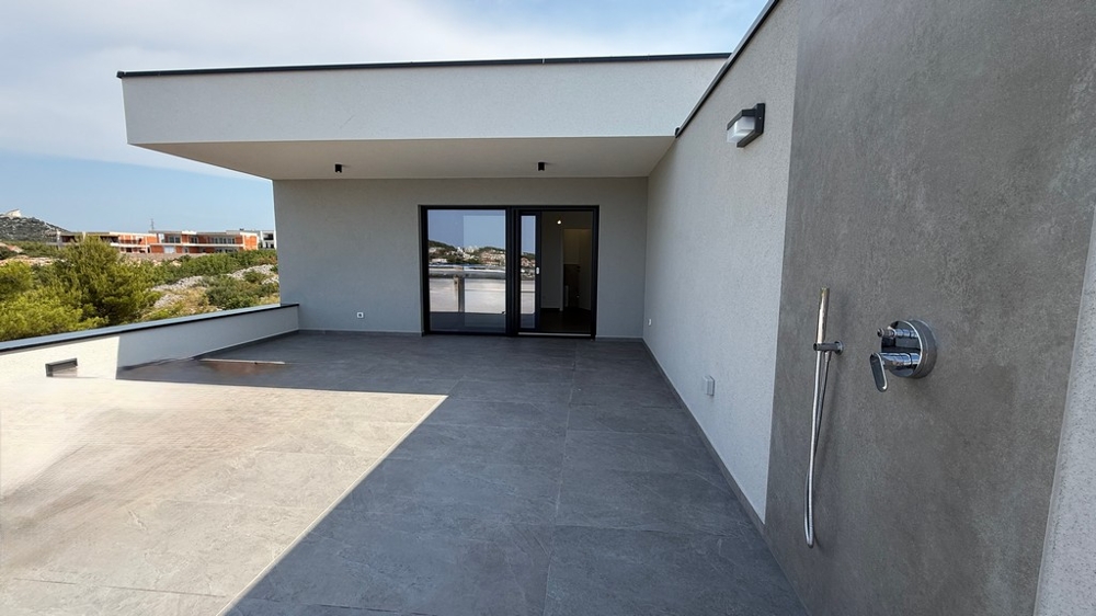 Terrazza sul tetto con doccia all'aperto e accesso alla cucina estiva, appartamento A4107 Vodice