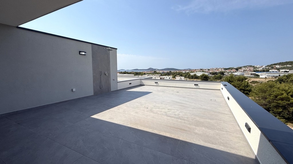 Ampia terrazza sul tetto con vista su Vodice fino al mare, appartamento A4107