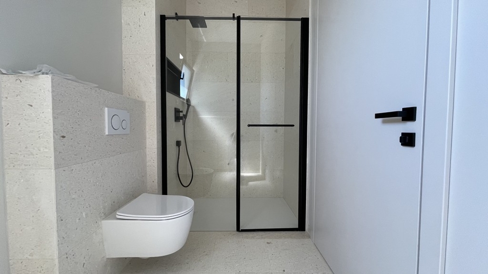 Bagno con doccia e WC