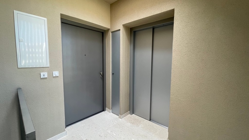 Ingresso con porta dell'appartamento e ascensore