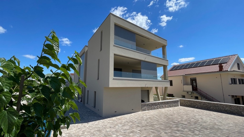 Nuova costruzione a Vodice con attico, vista laterale con terrazze