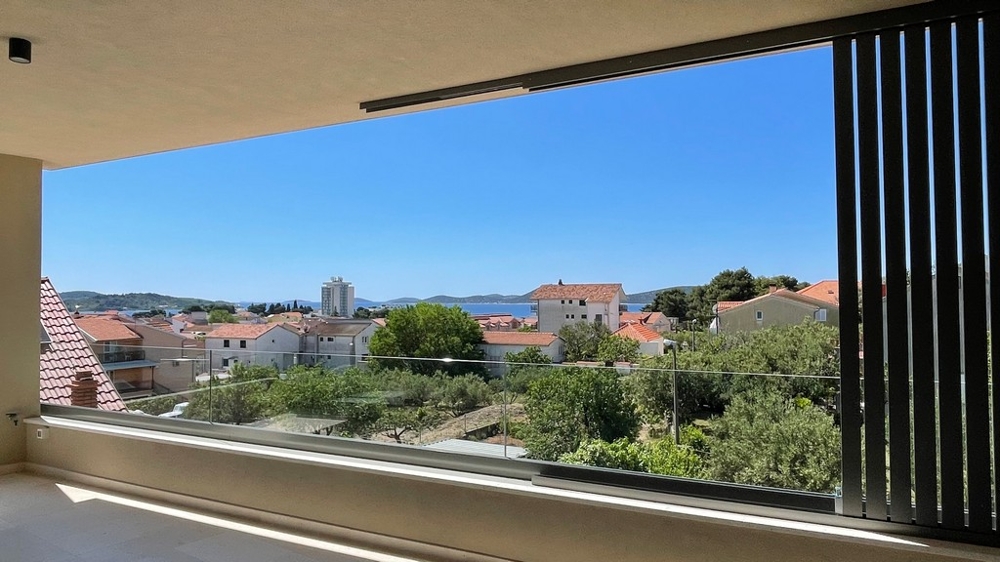 Terrazza coperta dell'attico con vista su Vodice fino al mare