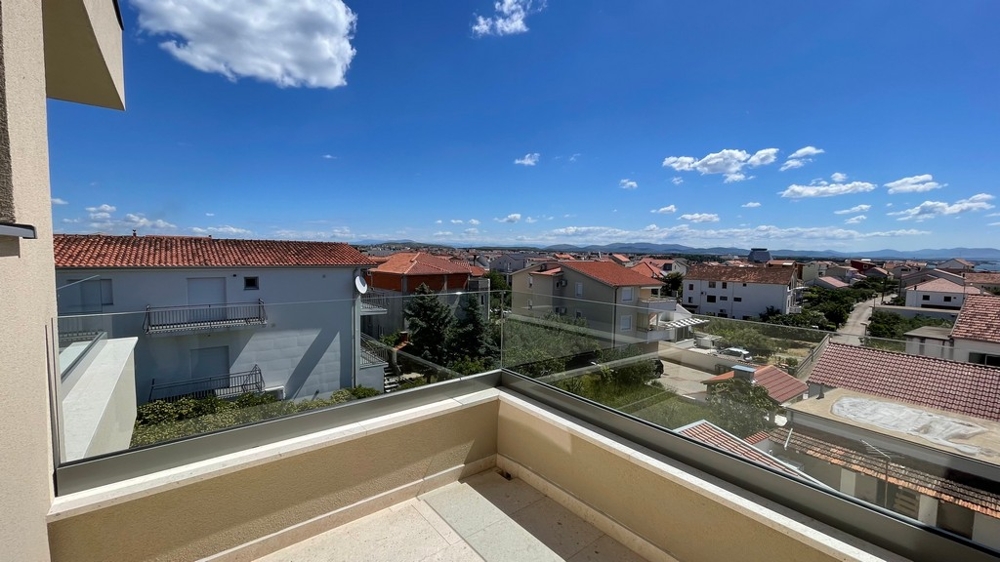 Terrazza con parapetto in vetro e vista sui tetti di Vodice
