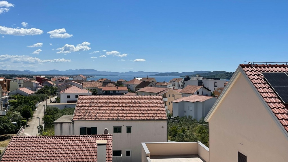 Vista mare dall'attico sopra i tetti di Vodice