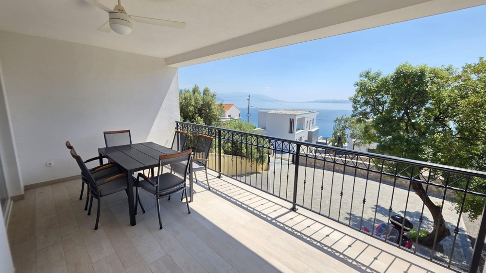 Loggia con tavolo da pranzo e vista sul mare
