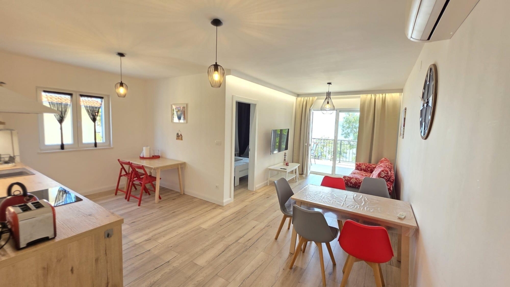 Zona giorno aperta con cucina e zona pranzo