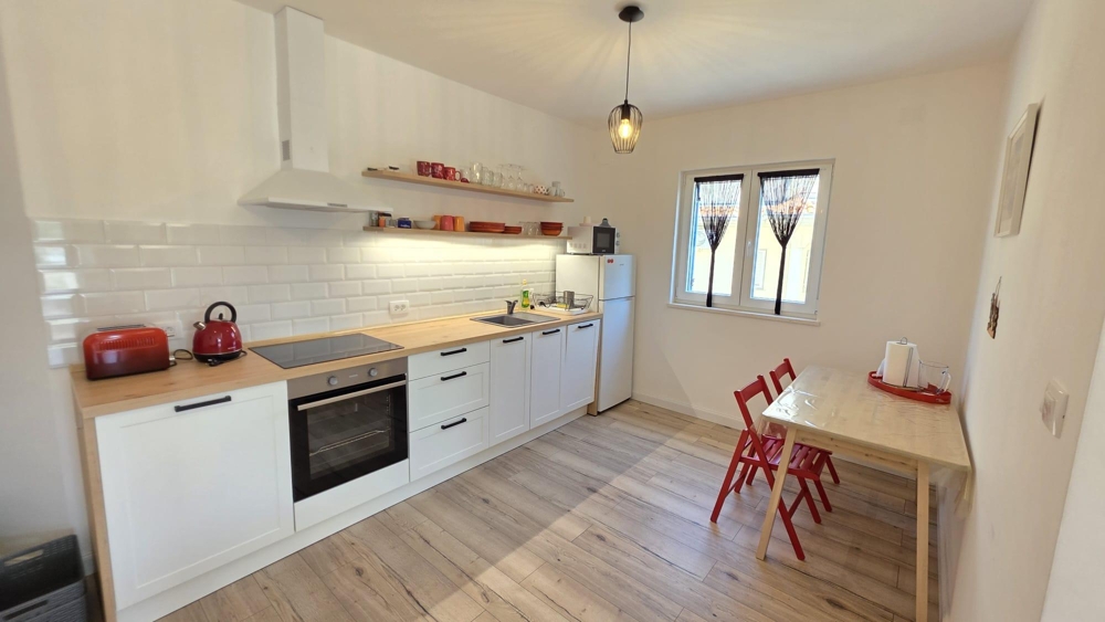 Cucina con zona pranzo e finestra