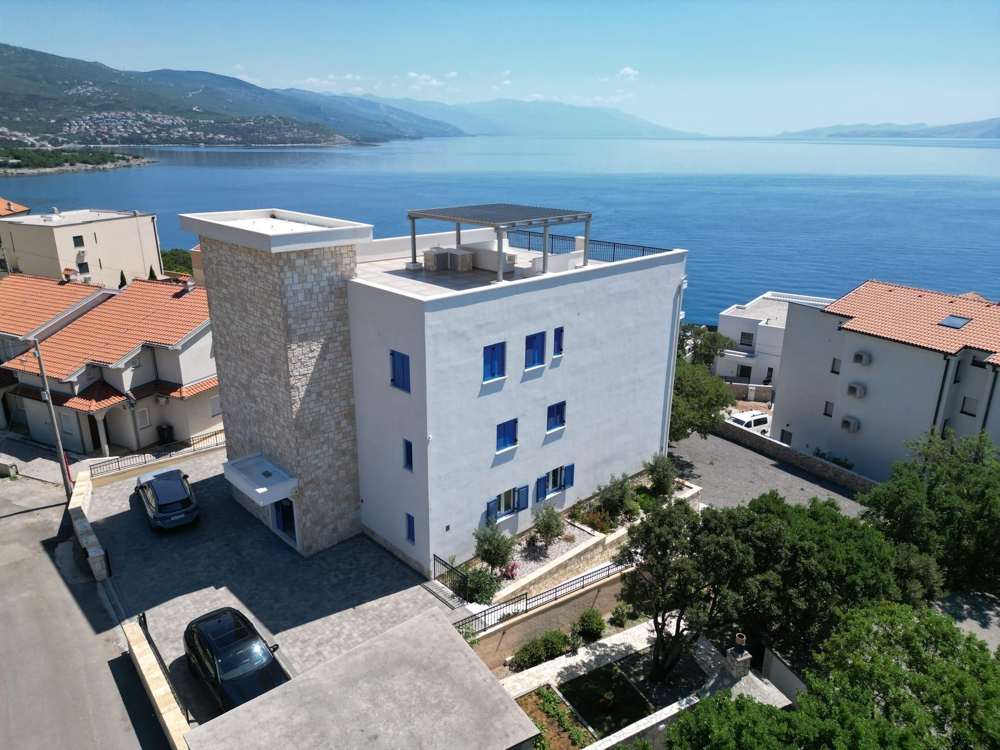 Veduta aerea dell'edificio con vista mare a Povile