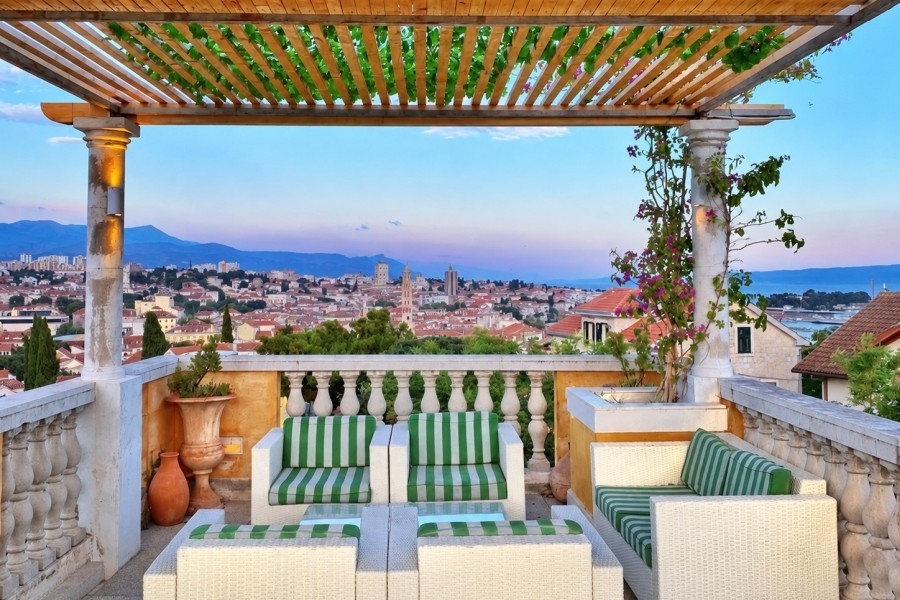 Attico a Split con terrazza sul tetto coperta e vista sulla città