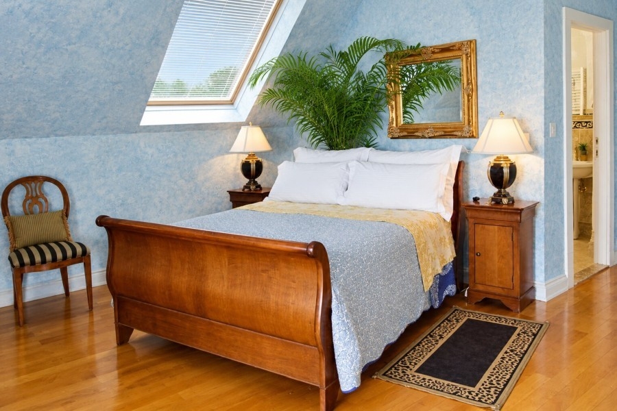 Camera da letto al piano superiore con lucernario
