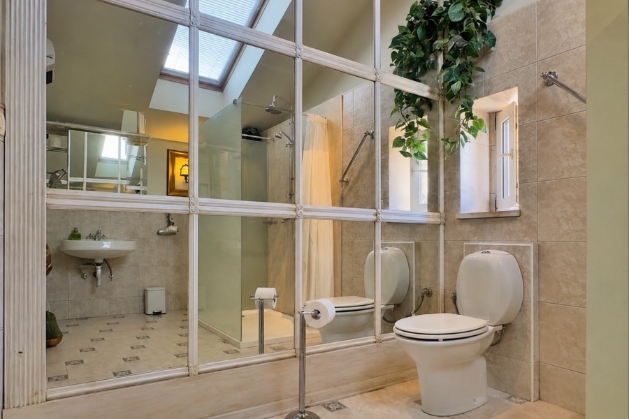 Bagno con grande doccia nell'attico a Split