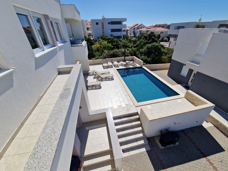 Piscina condominiale riscaldata del complesso residenziale vista dall'alto