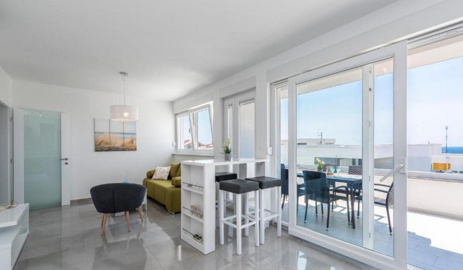 Zona giorno luminosa con accesso alla terrazza