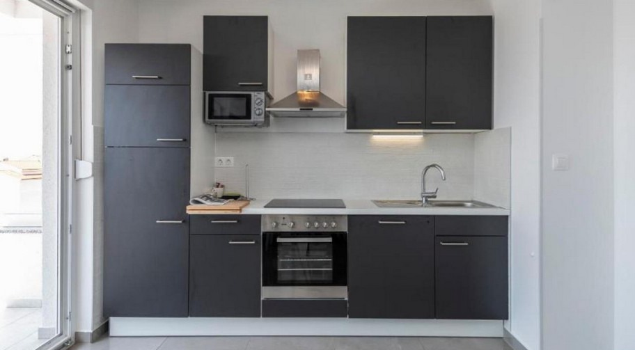 Cucina su misura con forno e frigorifero