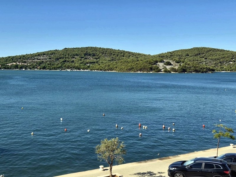 Vista sulla baia di Tisno in una giornata di sole