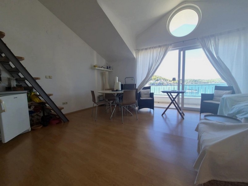 Zona giorno con accesso alla loggia a Tisno