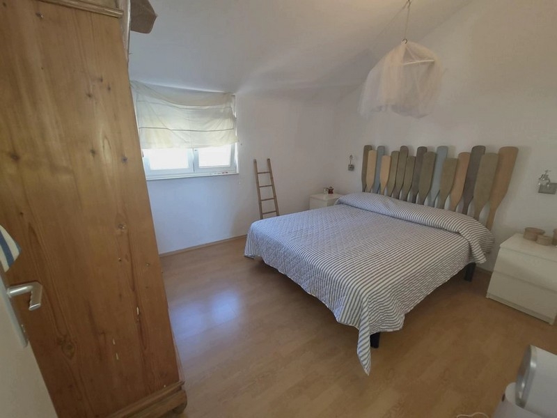 Camera da letto dell'appartamento mansardato a Tisno