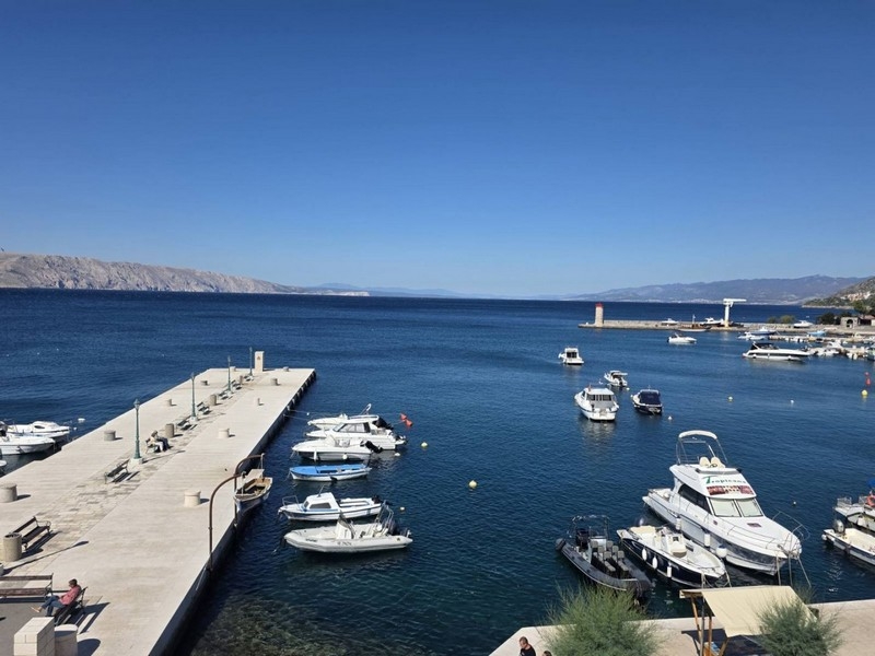 Porto di Senj con barche e vista sulla costa