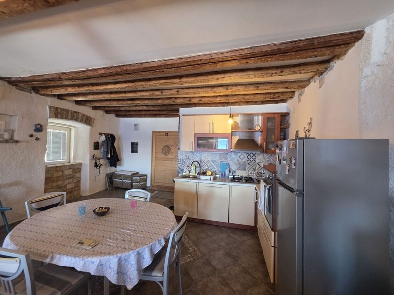 Cucina aperta con tavolo da pranzo