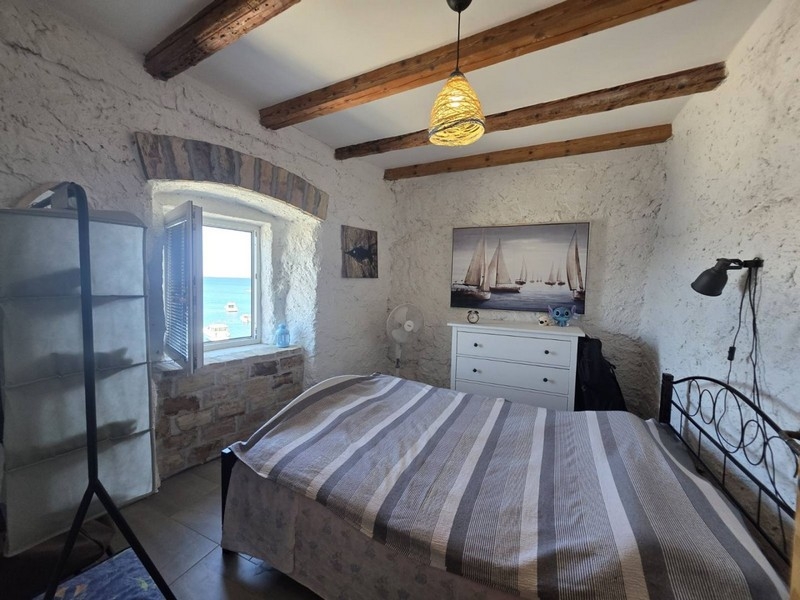 Camera da letto con letto matrimoniale e travi di legno
